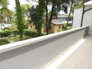 Bright flat with pool and balcony