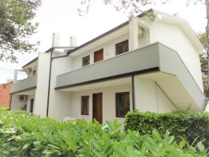 Bright flat with garden and pool