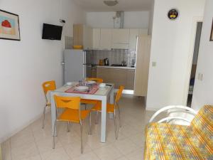 Apartment with pool access near beach