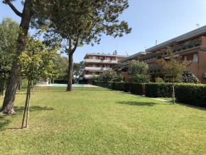 Apartment with pool access near beach