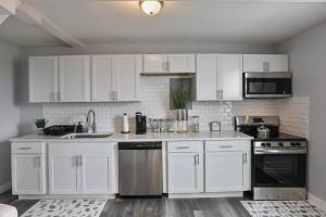 Cozy Chic 4BD 2BA Oak Park Penthouse