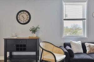 Cozy Chic 4BD 2BA Oak Park Penthouse