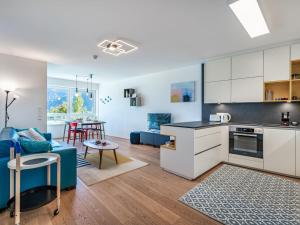 Apartment Top 5 Alpe maritima Seeblick-Bergkulisse by Interhome