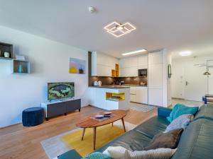 Apartment Top 5 Alpe maritima Seeblick-Bergkulisse by Interhome