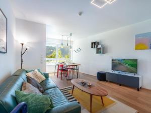 Apartment Top 5 Alpe maritima Seeblick-Bergkulisse by Interhome