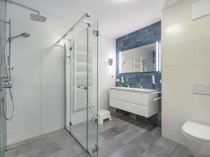 Apartment Top 5 Alpe maritima Seeblick-Bergkulisse by Interhome