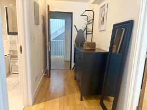 15 min walk to Tower Bridge