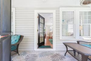 2BR Bungalow - Cozy Holiday Home Near Downtown & Beach