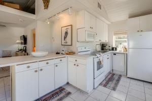 Beachfront Bliss and BBQs! Indian Rocks Beach Escape