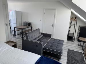 Top Floor Spacious Studio Flat