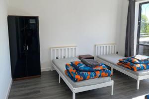 2-Bed Apartment Sleeps 5 - Free Parking - Balcony