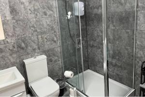 2-Bed Apartment Sleeps 5 - Free Parking - Balcony