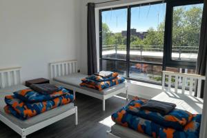2-Bed Apartment Sleeps 5 - Free Parking - Balcony