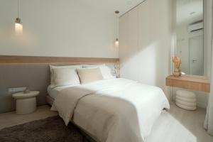 Townhouse with Heated Pool in Downtown Faro