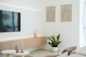 Townhouse with Heated Pool in Downtown Faro