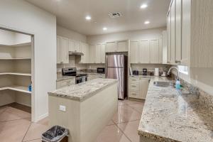 Hike and Explore Apt 3 Mi to Lake Havasu and Dtwn!