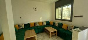 Maison confortable Familiale au plein milieu dOujda, bien équipée et sécurisée avec 2 chambres et salon moderne et un garage pour le véhicule, cuisine et un douche moderne et une toilette marocaine