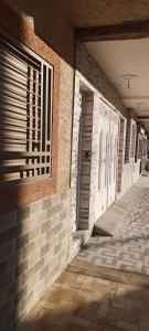 Maison confortable Familiale au plein milieu dOujda, bien équipée et sécurisée avec 2 chambres et salon moderne et un garage pour le véhicule, cuisine et un douche moderne et une toilette marocaine