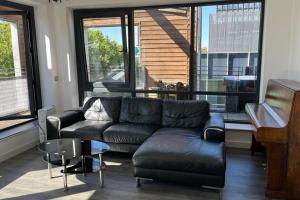 2-Bed Apartment Sleeps 5 - Free Parking - Balcony