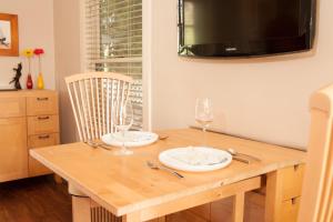 Perfect West Beach Location! Chapala Gardens Two-Level 1BR- Unit 3