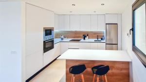 Private jacuzzi, heated pool, AC, garage, 250m beach,