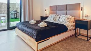 Private jacuzzi, heated pool, AC, garage, 250m beach,