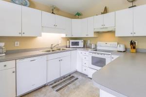 Charming Emerald Isle Escape Less Than 1 Mi to Beach!