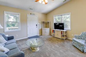 Charming Emerald Isle Escape Less Than 1 Mi to Beach!