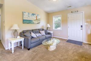 Charming Emerald Isle Escape Less Than 1 Mi to Beach!