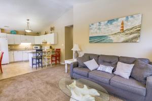 Charming Emerald Isle Escape Less Than 1 Mi to Beach!