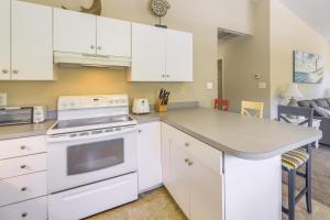 Charming Emerald Isle Escape Less Than 1 Mi to Beach!