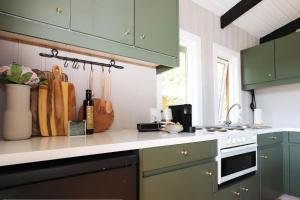 Cosy Cabin Escape with Hot Tub & Lake View