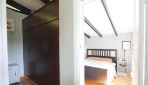 Cosy Cabin Escape with Hot Tub & Lake View