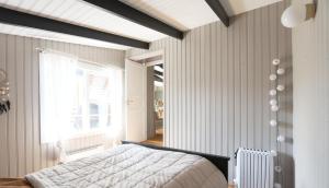 Cosy Cabin Escape with Hot Tub & Lake View