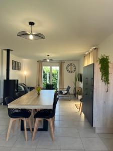 Gîte neuf, à 12mn du Futuroscope, à la campagne -Le Trèfle