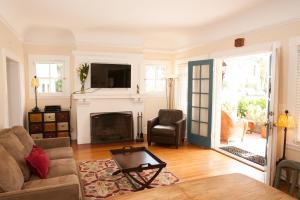 Ideal Location in West Beach! Spacious Chapala Gardens 1BR - Unit 1