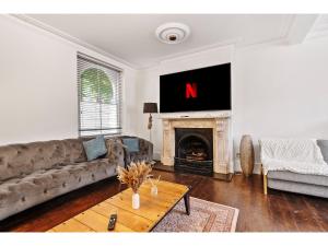 Bright & Spacious 3BR Royal Oak Retreat Excellent Location Private Parking