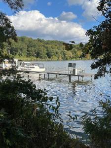 Haus am See mit Badestelle