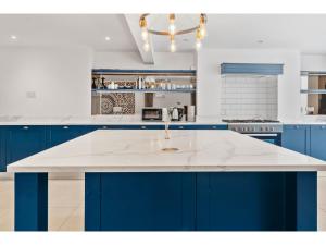 Bright & Spacious 3BR Royal Oak Retreat Excellent Location Private Parking