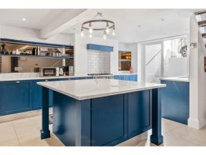 Bright & Spacious 3BR Royal Oak Retreat Excellent Location Private Parking