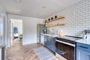 Stay Portland - The Woodstock Inn - Reed College & Vintage Shops