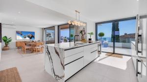 VACATION MARBELLA I Villa Riviera The View, Luxury Villa, Breathtaking Sea View, Private Pool, American BBQ, Close Distance to the Finest Beaches