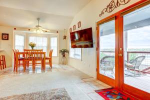 Canyon Lake Getaway with Fire Pit, Boat Ramp Nearby!