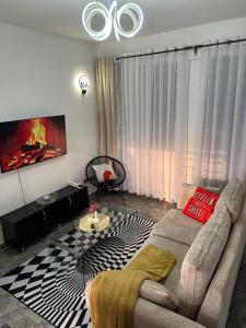 Apartment near Village mkt, Two rivers & UN