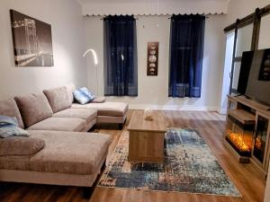 Sunny Pilsen 2 Bed 1 Bath Apt With Private Office