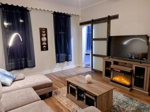 Sunny Pilsen 2 Bed 1 Bath Apt With Private Office