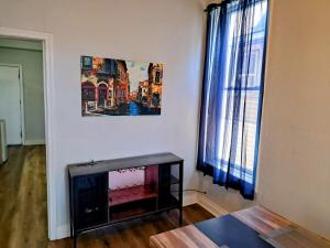 Sunny Pilsen 2 Bed 1 Bath Apt With Private Office
