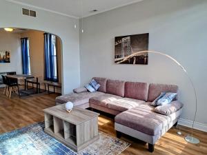 Sunny Pilsen 2 Bed 1 Bath Apt With Private Office