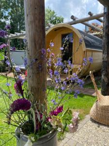"ZeeLandZon" Holiday home by the lake with Jacuzzi and Sauna