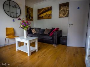 En-suite 1 Woodhouse, private bath, 2 kitchen